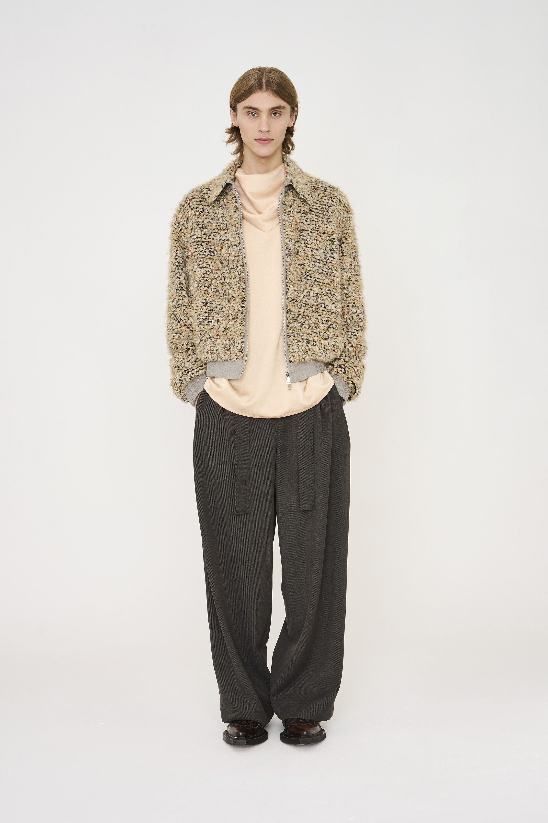 Nehera 26FW 延续品牌一贯的理性与克制，将中欧现代主义精神转化为高度可穿的当代衣橱。系列以灰、米、深蓝与低饱和卡其为主轴，宽松直线廓形与柔软面料并行，强调身体与服装之间的自然距离。外套、短夹克与宽裤通过层次与比例建立秩序感，设计不追求视觉刺激，而是通过结构稳定性与材质质感传达一种冷静、内省的力量。这是一种拒绝时尚喧哗的“安静理性”，非常契合当下全球对长期主义与真实穿着价值的回归-顽石频道趋势研究
